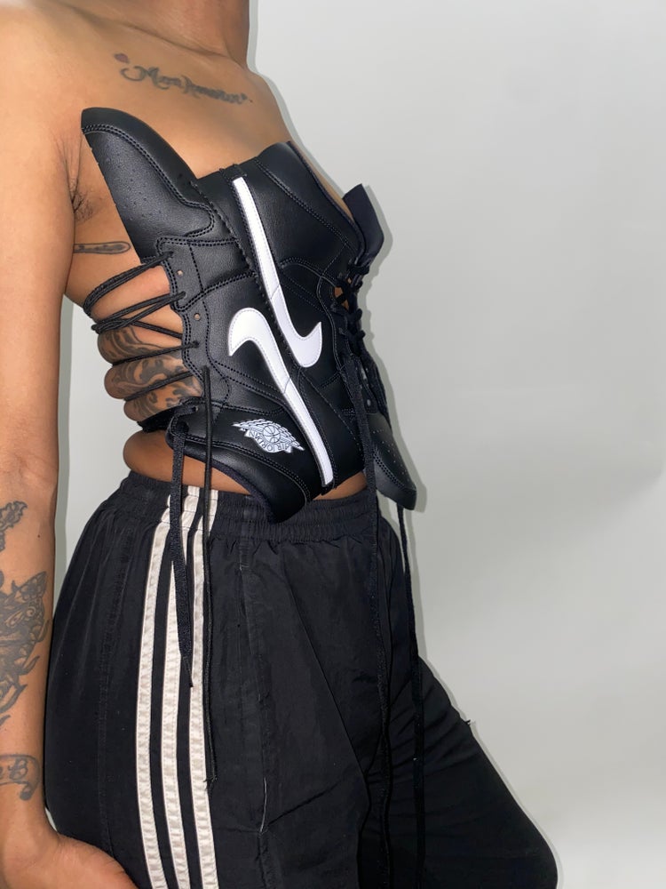 FRISKMEGOOD AJ-1 BLACK + WHITE SNEAKER TOP