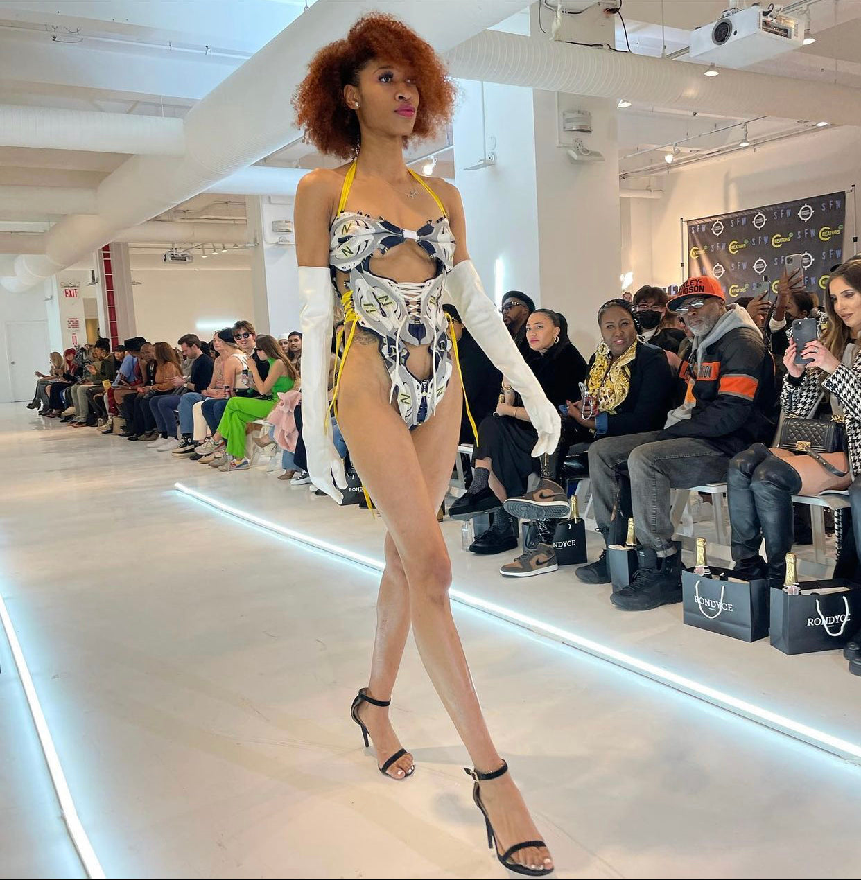 NB 725 SNEAKER BODYSUIT